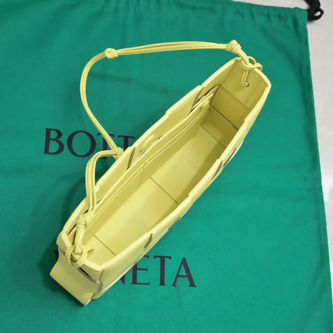 Batch 1260 #BV 2023 Cassette rope armpit bag is here🎈Simple, versatile and versatile formula bag made of intreccio woven cow leather. The square bag shape is wear-resistant and durable. Minimalism and commuting really complement each other. There are 4 card slots inside and thoughtful design✔️ Magnetic buckle closure to better protect privacy [Happy] When you are worried about matching, it is a bag that can be taken out with just one lift~ Dimensions: 22.5x13.5x4.5, Model: 7741